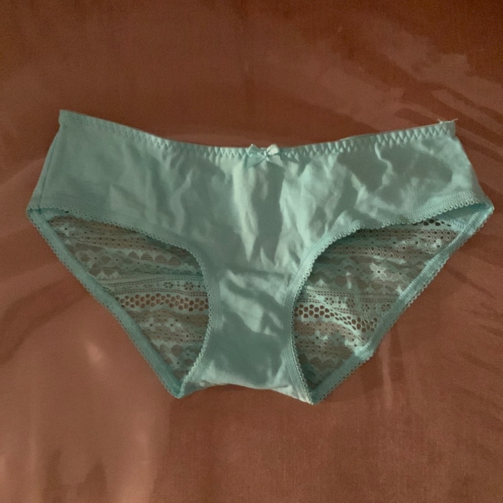 Selling Victoria’s Secret underwear nwt any questions ask 🌸😊